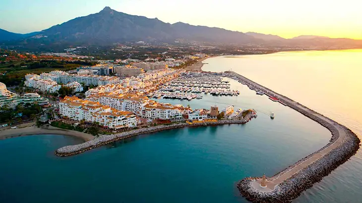 Puerto Banús’ta lüks yatların demirlediği marina ve sahilde sıralanan haute couture mağazalar