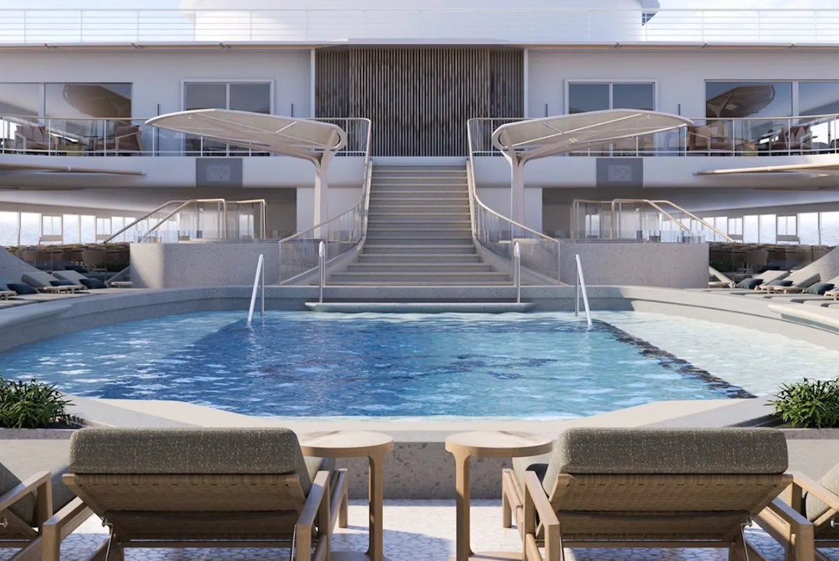 Regent Cruises'ın lüks gemi seyahati deneyimini yansıtan bu resimde, ön planda iki konforlu şezlong ve sehpanın bulunduğu, masmavi parlayan sularıyla geniş bir açık yüzme havuzu görülüyor; havuzun ardında, cam korkuluklu görkemli bir merdiven üst güverteye uzanırken, her iki yanında modern tentelerle gölgelenmiş oturma alanları ve şık bir mimari detaylar sunuluyor.