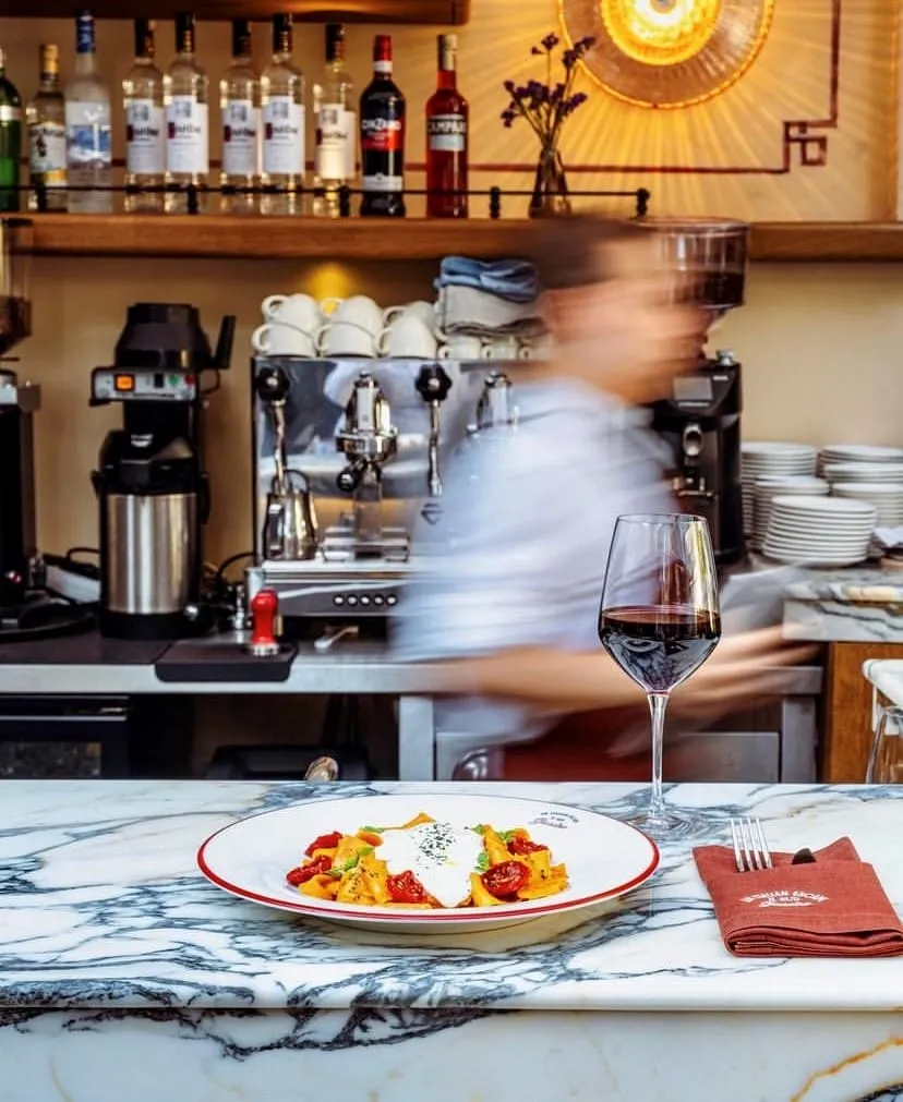 Il Sud Giardino bar tezgahında kırmızı şarap eşliğinde servis edilen taze makarna tabağı