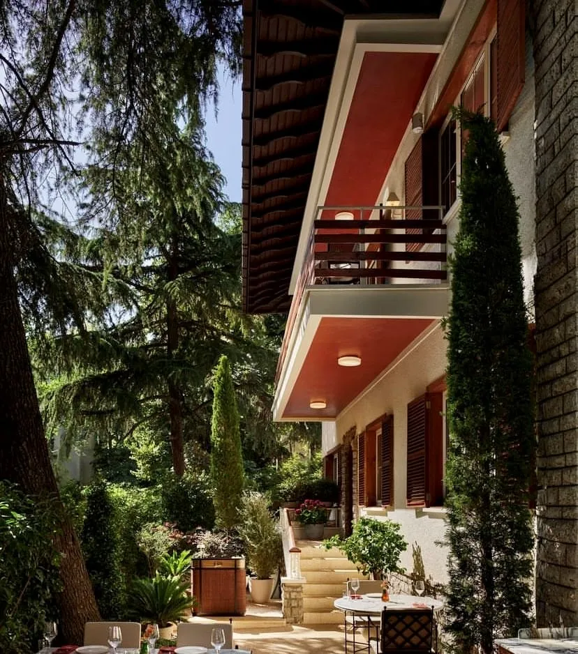 Il Sud Giardino’nun yemyeşil bahçesi ve romantik atmosferiyle düzenlenmiş açık hava oturma alanı