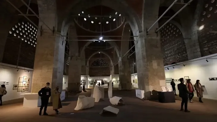 İstanbul’daki Tophane-i Amire Kültür ve Sanat Merkezi’nde tarihî kemerli yapının içinde düzenlenen çağdaş sanat sergisi ve heykel enstalasyonları