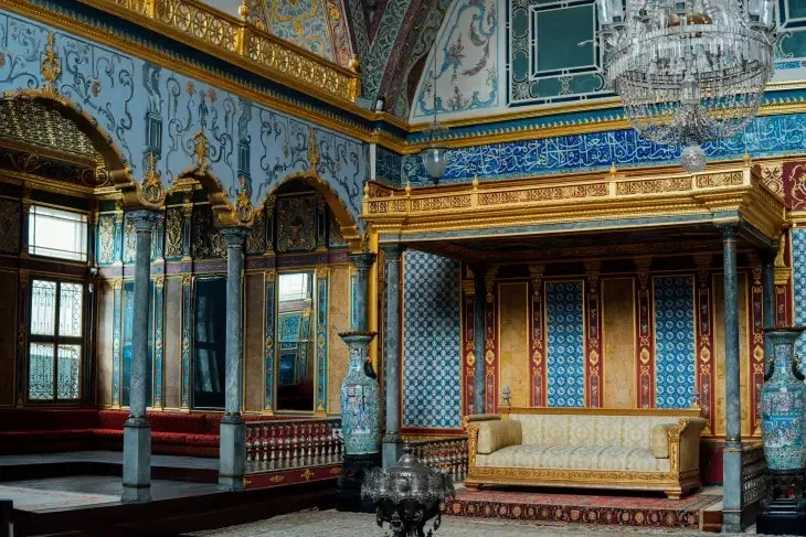 İstanbul Topkapı Sarayı’ndaki Harem Dairesi'ne ait altın varaklı taht, İznik çinileri ve Osmanlı saray mimarisiyle bezeli gösterişli iç mekân