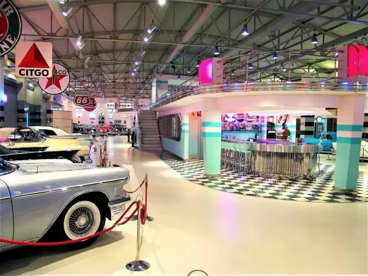 İstanbul Sarıyer’deki Ural Ataman Klasik Araba Müzesi’nde sergilenen 1950’ler tarzı klasik otomobiller ve retro Amerikan temalı kafe alanı