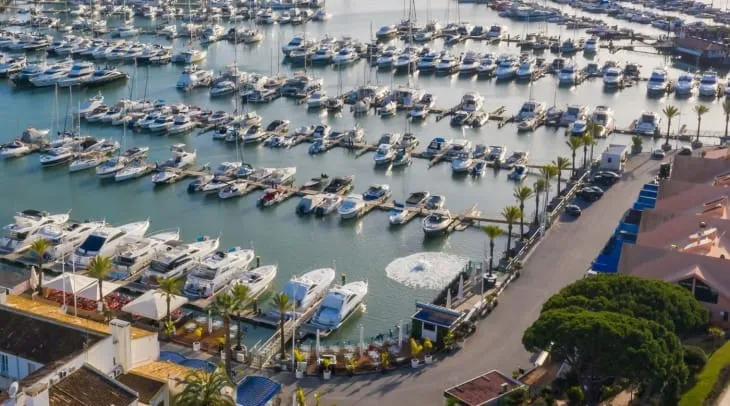 Vilamoura Marina’da lüks yatların sıralandığı liman ve çevresindeki oteller ve sahil manzarası