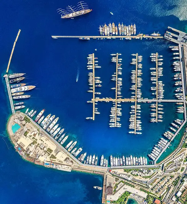 Yalıkavak Marina’da mega yatların sıralandığı liman ve sahil boyunca lüks alışveriş caddesi