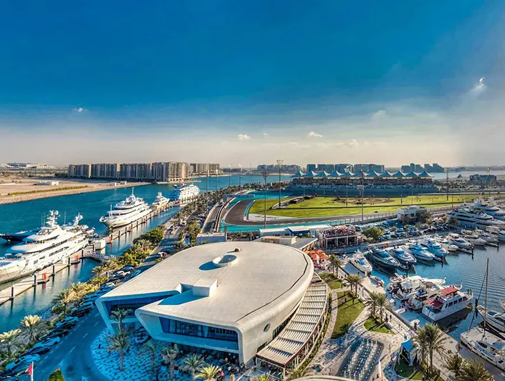 Yas Marina’da Formula 1 pisti manzarası eşliğinde demirleyen lüks yatlar