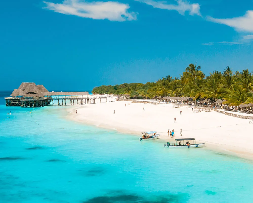 Zanzibar’ın turkuaz denizi ve beyaz kumlu sahili; en güzel balayı rotaları için ilham veren bir kare.