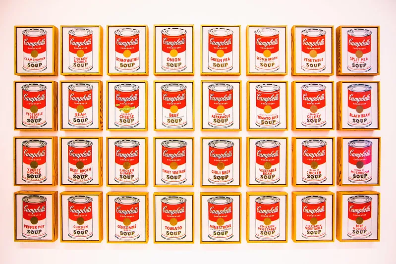Andy Warhol’un ünlü Campbell’s Soup Cans serisi; tüketim kültürünü sanata taşıyan ve Pop Art akımının sembolü haline gelen eser grubu.