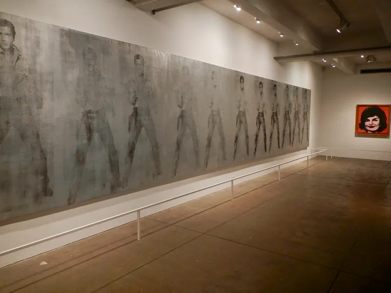 Andy Warhol’un Elvis Presley’in tekrar eden figürlerini kullandığı geniş formatlı çalışması; seri üretim ve şöhret temalarını sorgulayan bir eser.