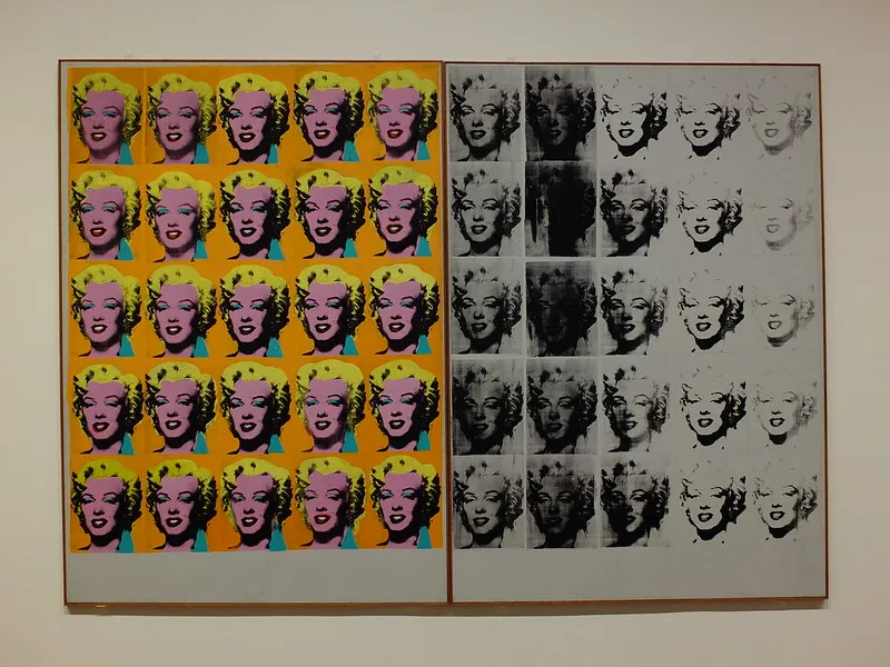 Andy Warhol’un Marilyn Monroe portreleri serisi; renkli ve siyah-beyaz versiyonlarıyla pop ikonunun kültürel imgelerle çoğaltılması.
