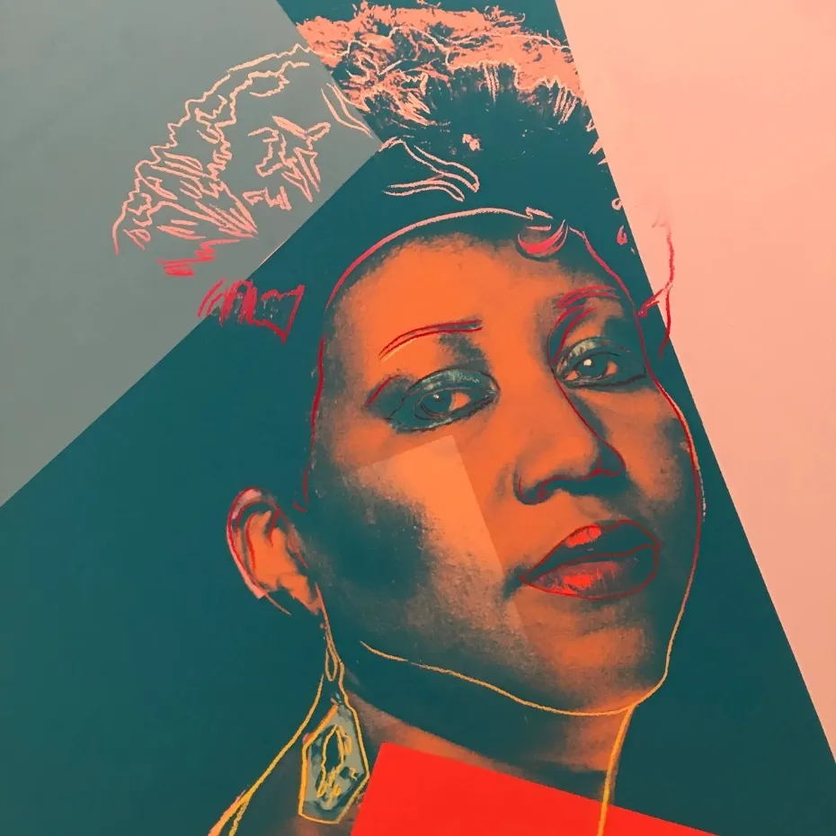 Aretha Franklin’in Aretha albüm kapağı; turuncu tonlu portre ve geometrik pembe-mavi fon.