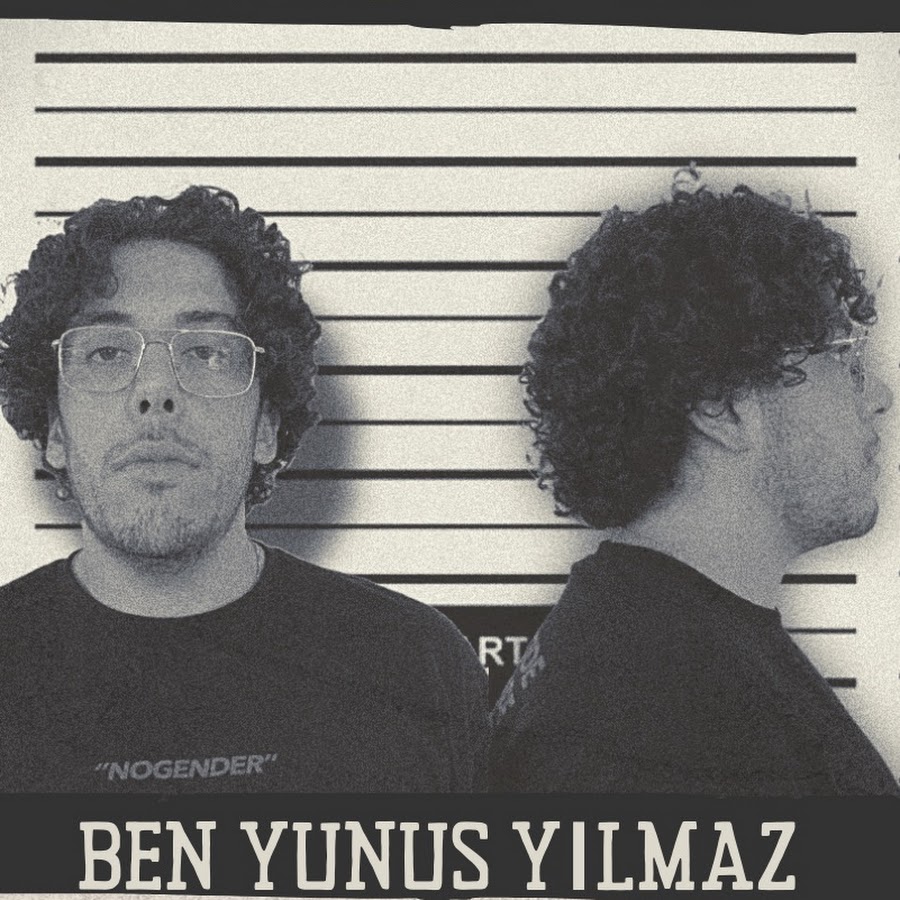 Yunus Yılmaz'ın Olay Yeri İnceleme stand-up gösterisi için hazırlanan, kıvırcık saçlı, gözlüklü komedyenin polis fotoğraflarını andıran siyah beyaz görselinde, kendisinin hem önden hem yandan çekilmiş kareleri, arka planda bir boy ölçer ile yer alıyor ve bu İstanbul etkinlikleri arasında dikkat çekiyor.