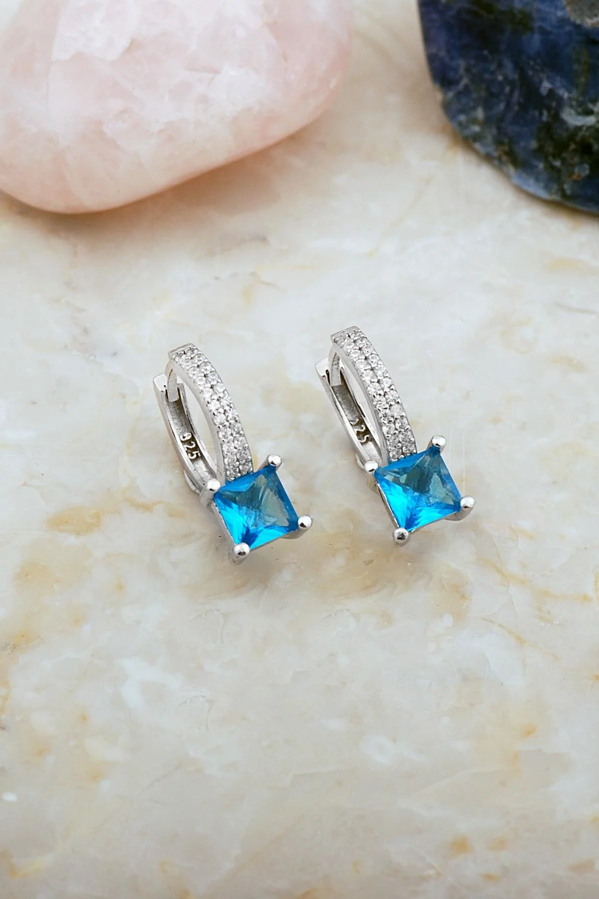 Parlak mavi topaz taşlı 925 ayar gümüş küpeler, pembe kuvars ve lapis taşlarla birlikte.