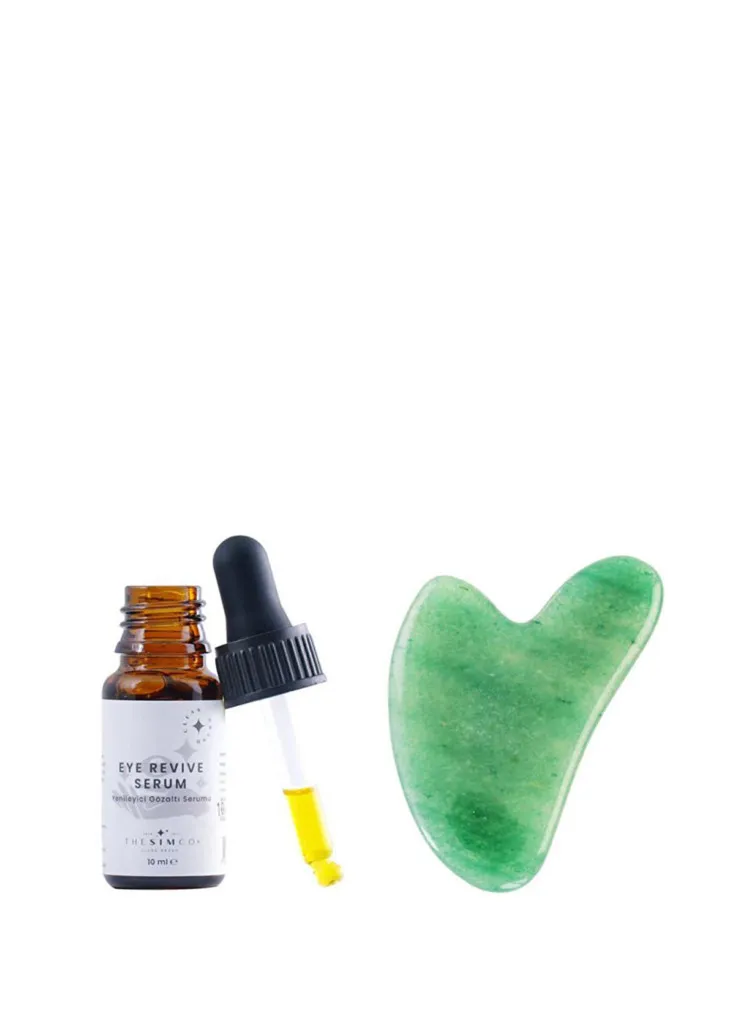 Gua Sha taşı ve Eye Revive göz serumu bir arada; yeşim taşının cilde faydaları için ideal bir ikili.