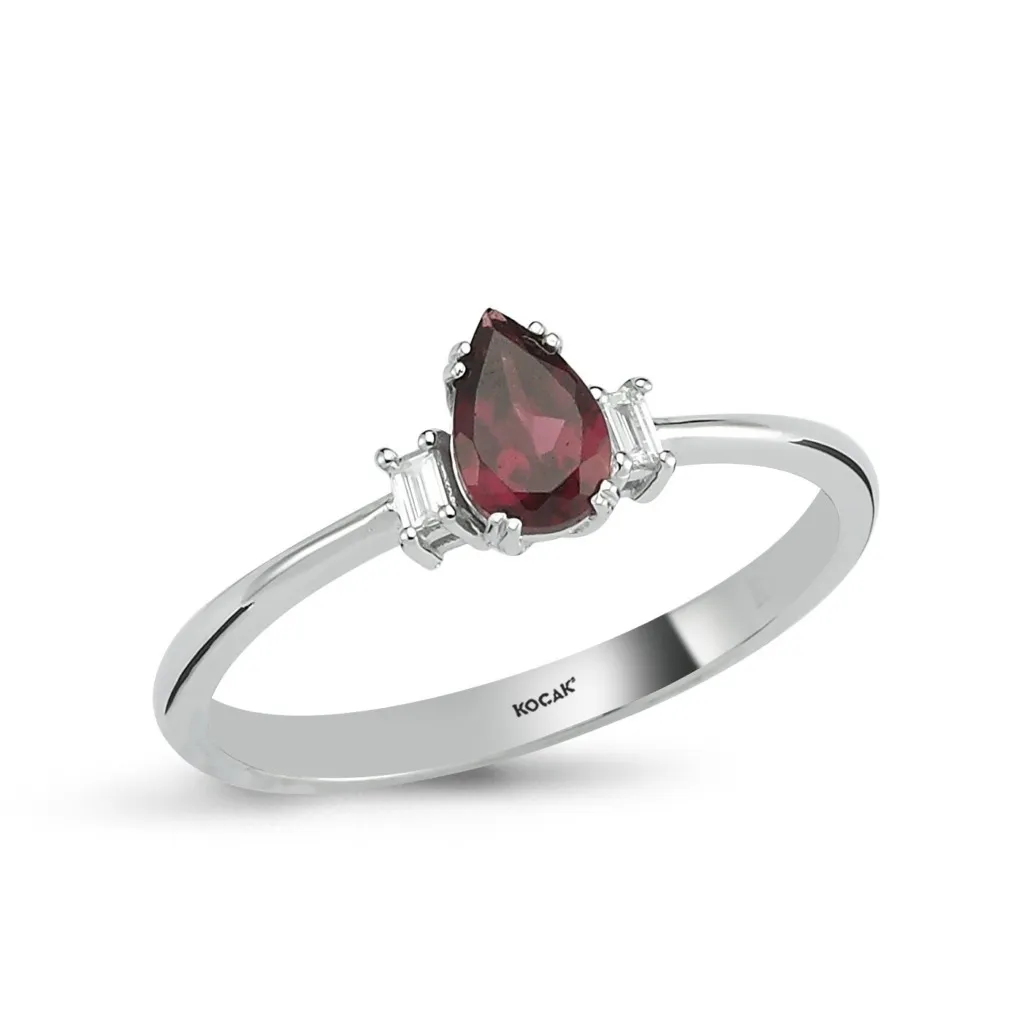 Armut kesim garnet taşlı ve baget pırlanta detaylı gümüş yüzük, tutkunun simgesi.