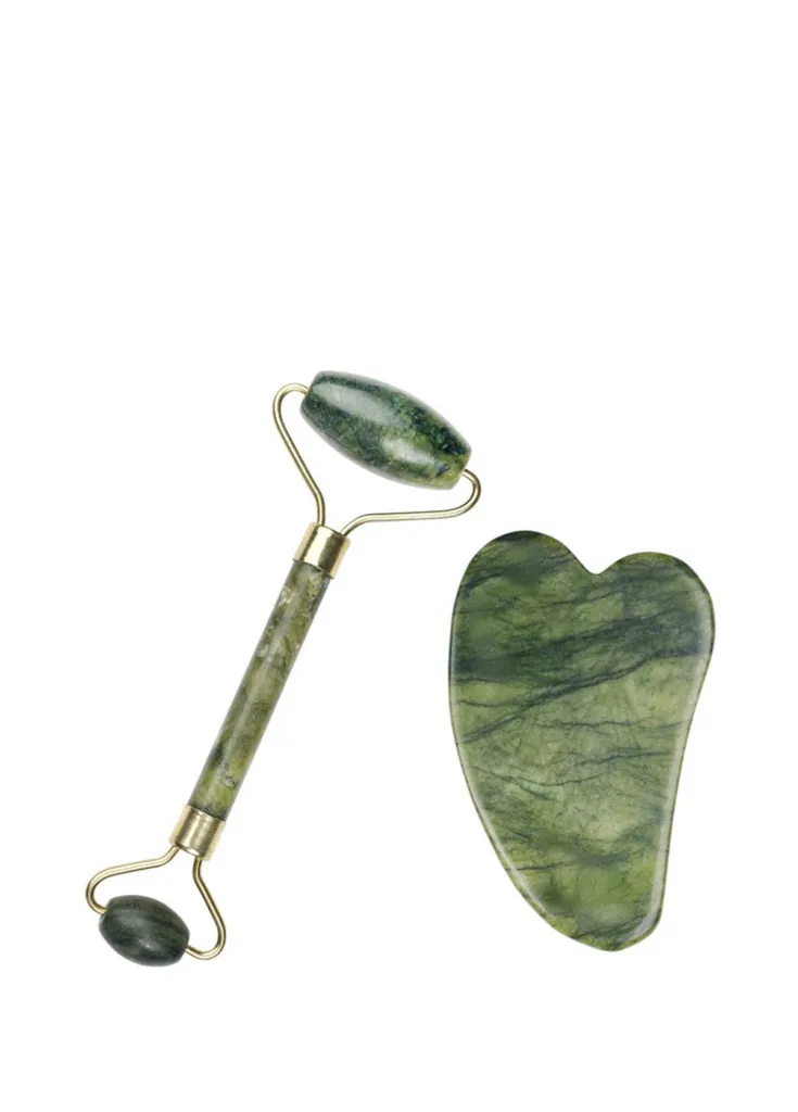 Yeşim taşı yüz rolleri ve Gua Sha taşı seti, cilt bakımında doğal lifting için kullanılır.
