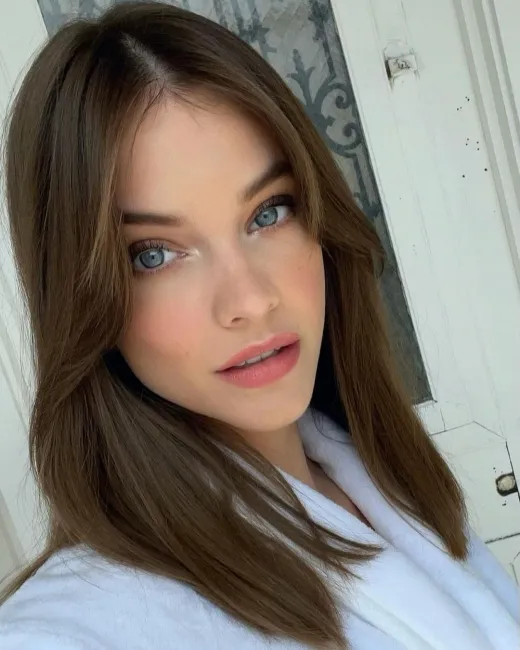 Retro model, içe dönük uçlarla feminenliği vurguluyor. Özel davetler için ideal.