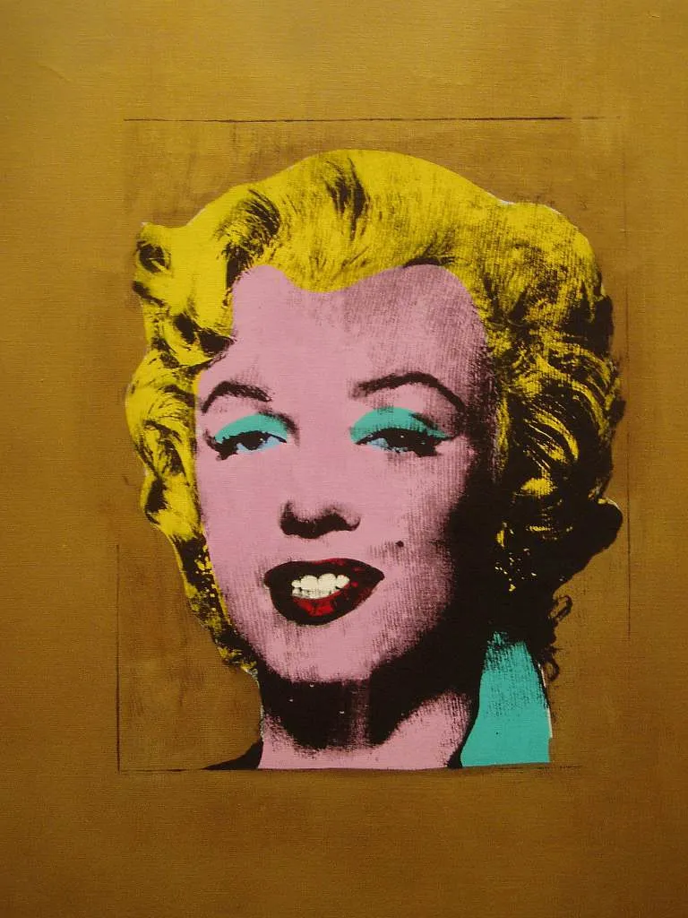 Gold Marilyn Monroe, 1962; altın fon ortasında pembe tenli, sarı saçlı Marilyn Monroe portresi.