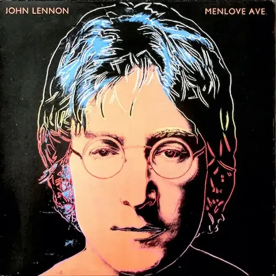John Lennon’ın Menlove Ave albüm kapağı; siyah fonda mavi saç vurguları ve yuvarlak gözlüklü portre.