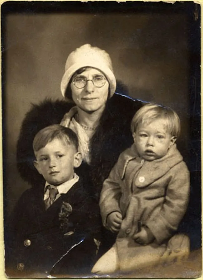 Julia Warhola ve iki oğlunun yer aldığı eski aile fotoğrafı.