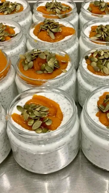 Kavanozlarda sunulan chia puding; üzerine eklenmiş balkabağı püresi ve kabak çekirdeği ile zenginleştirilmiş sağlıklı bir kahvaltı ya da ara öğün alternatifi.