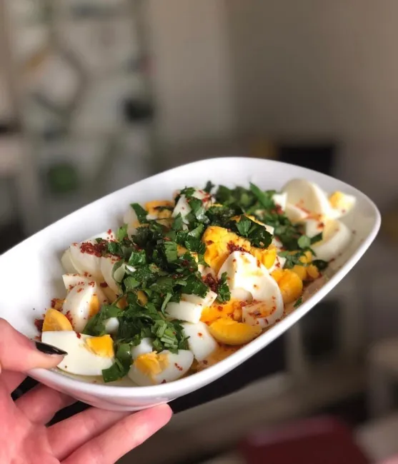 Haşlanmış yumurta, zeytinyağı, pul biber ve bol maydanozla hazırlanan düşük karbonhidratlı, protein açısından zengin pratik bir tabak.