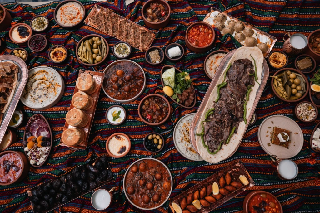Hafta içi set menüler sunulurken, otelin Ramazan’a özel konaklama paketi, açık büfe kahvaltı veya odada sahur seçeneğiyle ayrıcalıklı bir deneyim vadediyor.