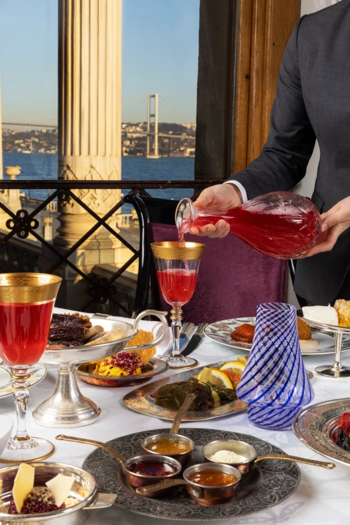 İftar, sahine, Antep zeytin piyazı, mercimek fava, muhammara, zeytinyağlılar, gavurdağı salatası, şarküteri tabağı ile bal ve kaymaktan oluşan klasik iftariyeliklerle başlıyor. Ardından Mardin kırmızı mercimeği ve naneli tereyağıyla hazırlanan Çeşm-i Nigar çorbası, sumaklı yoğurt eşliğinde lahana dolması, paçanga böreği, içli köfte ve pideli köfte gibi ara sıcaklar geliyor.