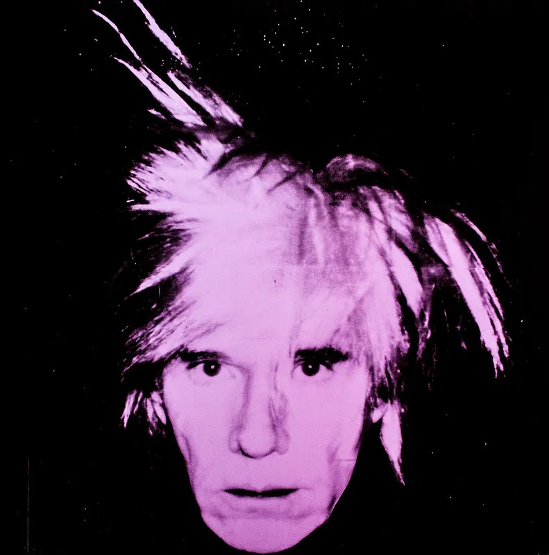 Andy Warhol’un kendine özgü mor tonlarla tasarlanmış ikonik otoportresi; sanatçının kendisini marka haline getirdiği eserlerinden biri.