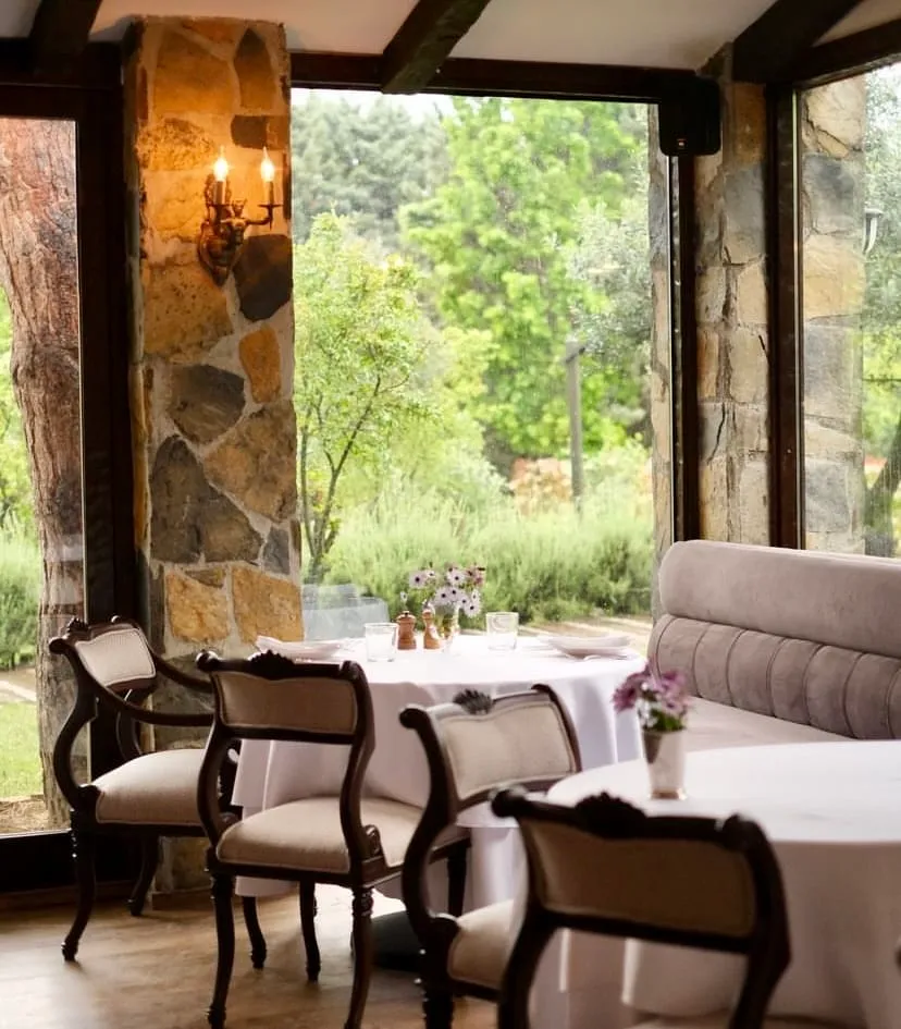 Silivri Grandma’s Wonderland Hotel The Barn restoranında doğa manzaralı şık masa düzeni
