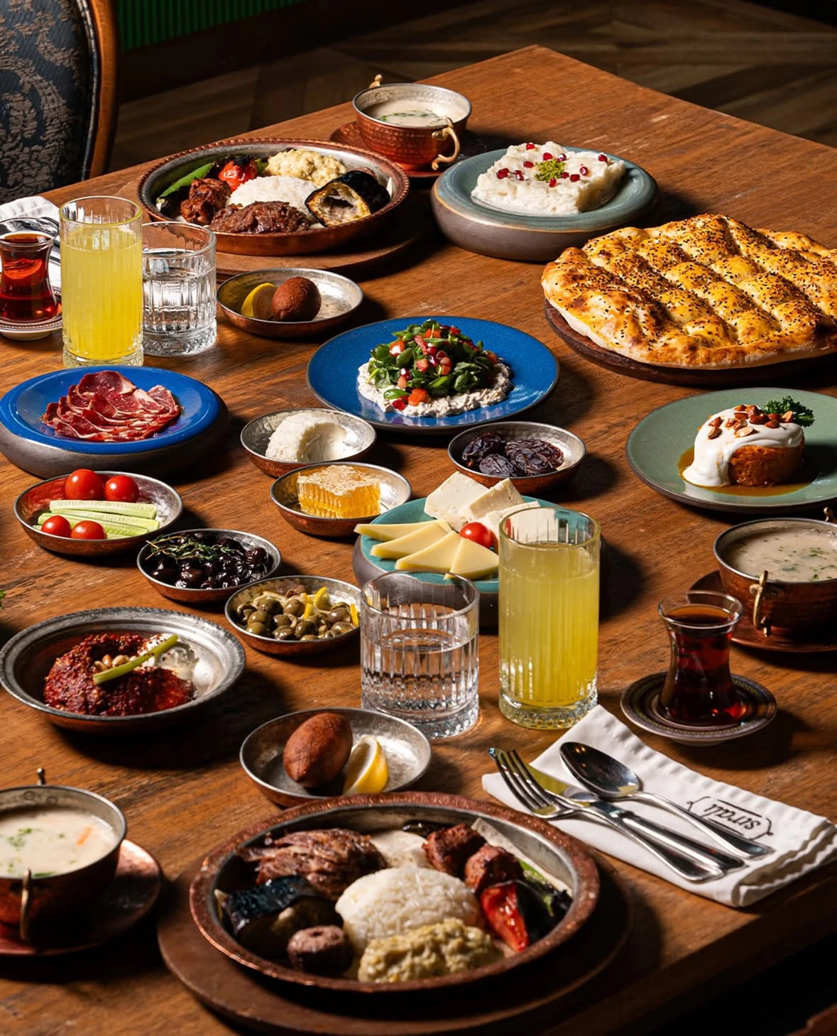 Sıralı Kebap, geniş iftar menüsü; başlangıçlar, meşrubatlar ve ana yemekler