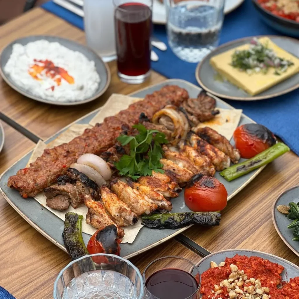 Köşebaşı kanat ve kebaplı iftar menüsü