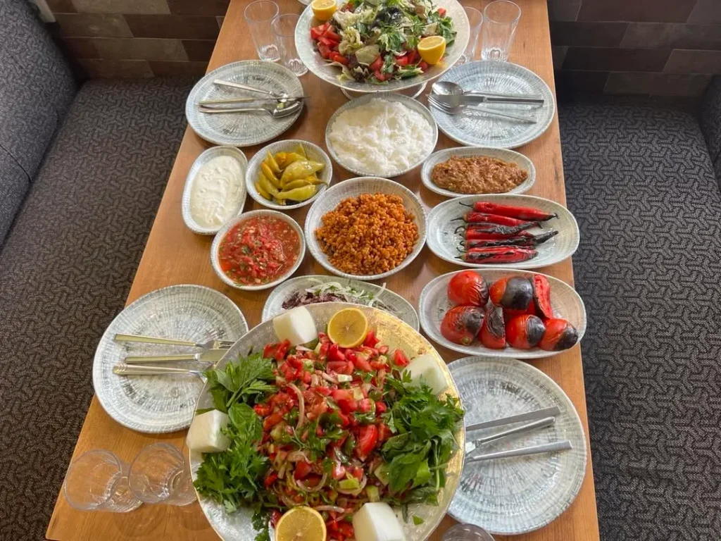 Çukurağa Sofrası, ana yemekler ve başlangıçlar