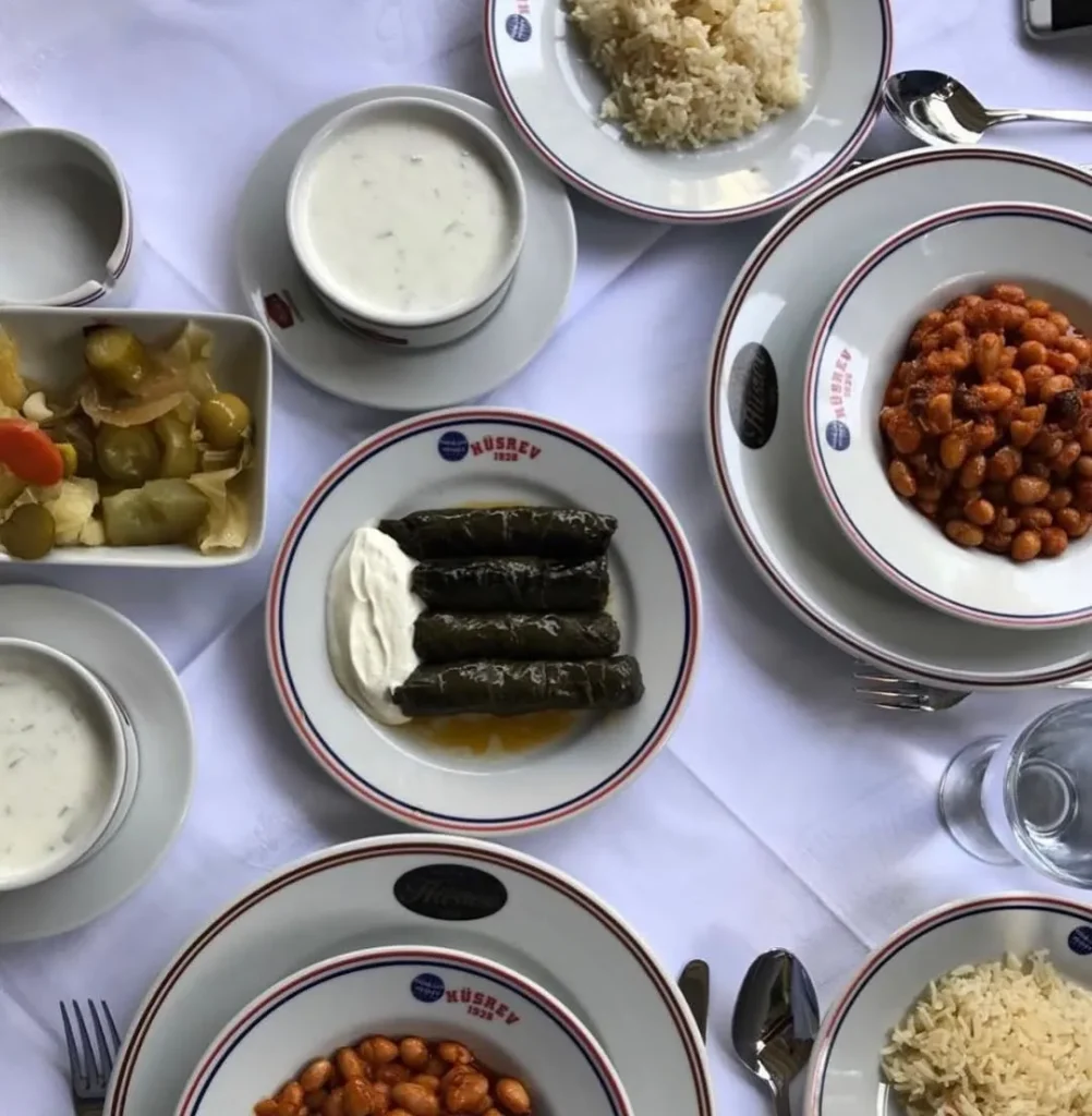Hüsrev Restoran'da iftar tabaklarından bir görüntü