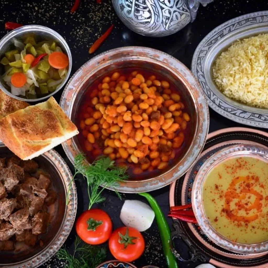 Hüsrev Restoran'da iftar tabaklarından kuru fasulye, pilav ve mercimek çorbası
