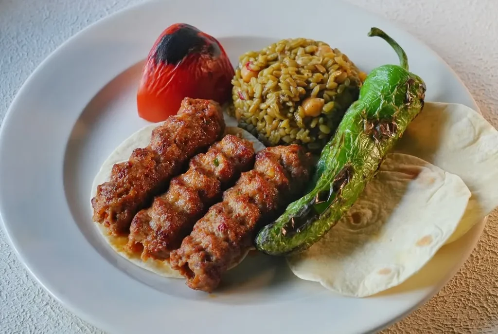 Seraf Restaurant pilavlı köfte tabağı