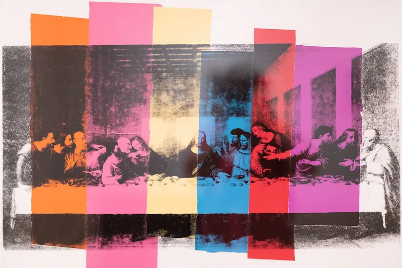 Andy Warhol’un Leonardo da Vinci’nin “The Last Supper” tablosuna getirdiği pop art yorumu; katmanlı renk bloklarıyla çarpıcı çağdaş yaklaşım.