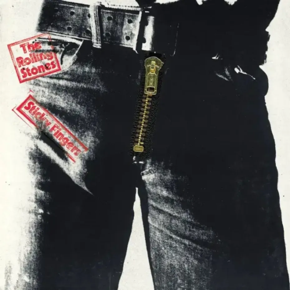 The Rolling Stones Sticky Fingers albüm kapağında fermuarlı kot pantolonun yakın planı.
