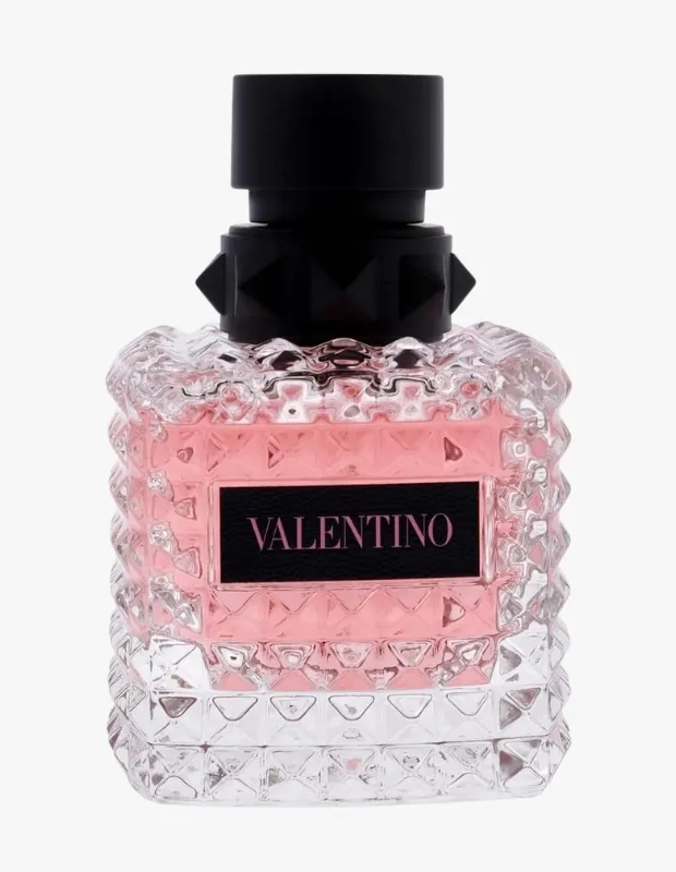 Marka Adı: Valentino
Ürün Adı: Valentino Born In Roma Donna EDP
Ürün Cinsiyeti: Kadın
Ürün Tipi: Parfüm
Ürün Sezonsallığı: Yaz
Ürün Çeşidi: Eau de Parfum
Ürün Özellikleri: Valentino markasına ait, ikonik zımba (rockstud) detaylı, şeffaf kabartmalı cam şişede sunulan, pembe renkli bir kadın parfümüdür. Siyah, yine zımba detaylı kapağa ve üzerinde VALENTINO yazan siyah etikete sahiptir. Üç farklı Bourbon vanilyasının asaletini yasemin çiçekleri ve odunsu notalarla ustaca harmanlayarak vanilyayı en ferah ve modern haliyle tene taşır, kalıcı bir imza koku vaat eder.
Öne Çıkan Detaylar:
- Valentino'nun karakteristik zımba detaylı, kabartmalı şişe tasarımı
- Üç farklı Bourbon vanilyası, yasemin ve odunsu notaların ferah harmanı
- Yaz aylarında dahi tazeliğini koruyan, modern ve baştan çıkarıcı vanilya yorumu
Kimler Kullanıyor?: Bronz ten üzerinde güneşin sıcaklığını anımsatan, çekici ve yakın temas hissi uyandıran kokuları tercih edenler için idealdir. Yaz akşamlarında hem nazik bir feminenlik hem de etkileyici bir yayılım arayan, stil sahibi ve zarif bireyler bu parfümün eşsiz karakterini üzerlerinde taşımaktan keyif alacaktır.