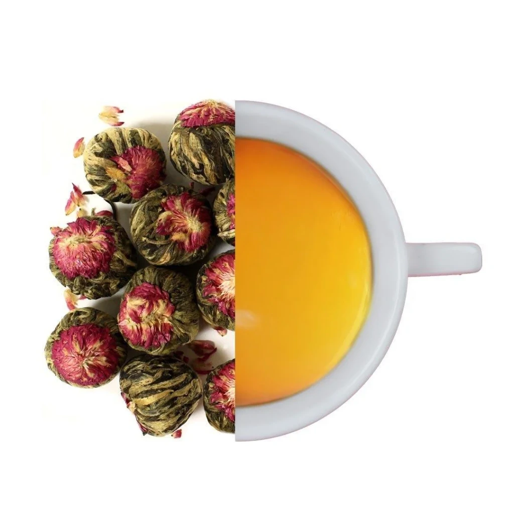 Bir yarısı demlenmiş açık sarı çay, diğer yarısı ise henüz açmamış çiçek topu formunda çay yaprakları ile gösterilen blooming tea kompozisyonu.