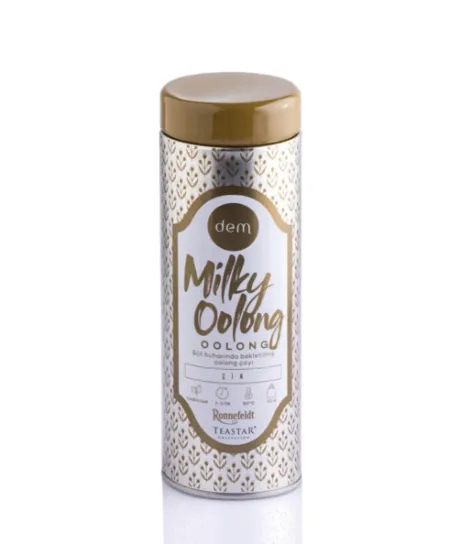Dem Tea tarafından sunulan süt aromalı Milky Oolong çayı, zarif metal kutu ambalajında.