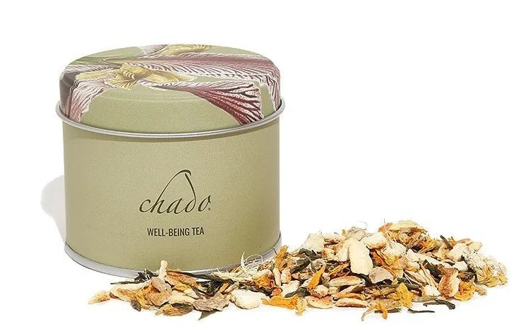 Chado’nun çiçekli ve meyvemsi karışımıyla öne çıkan Well-Being Tea bitki çayı, metal kutusunda.
