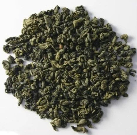 Sıkı şekilde yuvarlanmış yapraklarıyla bilinen geleneksel Gunpowder yeşil çay.