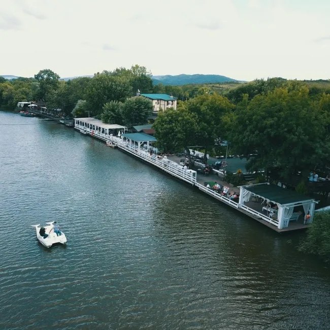 Ağva Göksu Nehri üzerinde deniz bisikleti ve nehir kenarında restoranlar