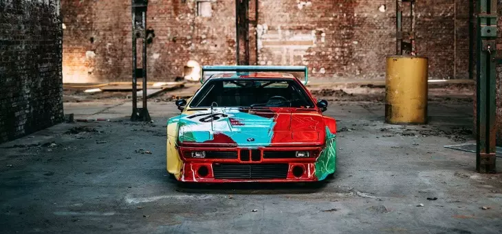 1979 BMW M1 Art Car; otomobil gövdesi kırmızı, mavi, yeşil ve sarı boya darbeleriyle kaplı.