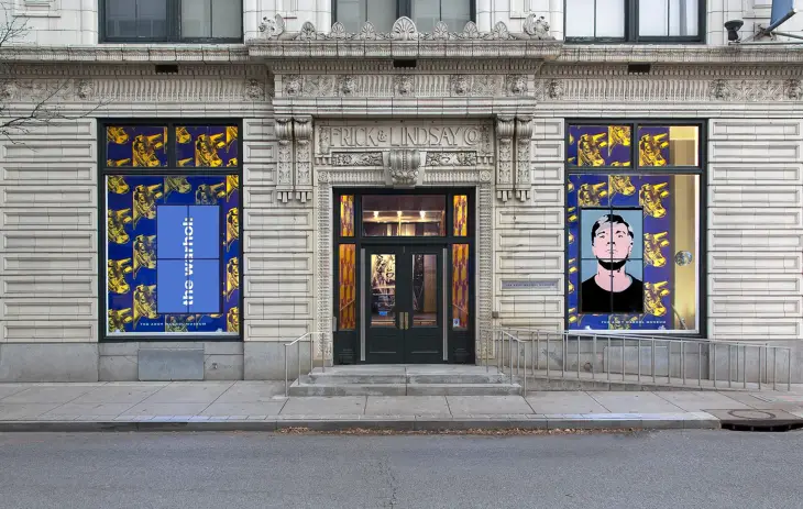Andy Warhol Müzesi’nin tarihi dış cephesi; vitrinlerde Warhol’un ikonik eserleriyle dikkat çeken modern ve klasik mimari birleşimi.