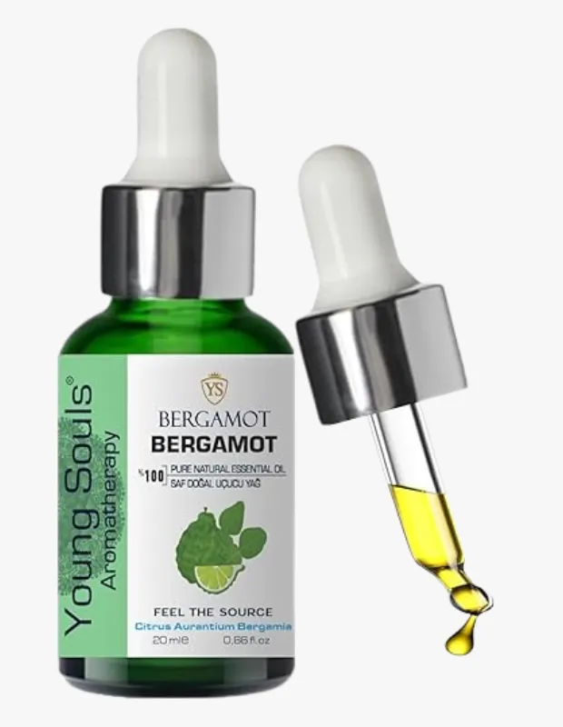 Marka Adı: Young Souls Aromatherapy
Ürün Cinsiyeti: Belirtilmemiş
Ürün Tipi: Uçucu Yağ
Ürün Sezonsallığı: Belirtilmemiş
Ürün Çeşidi: Bergamot Uçucu Yağı
Ürün Özellikleri: Bu ürün, %100 saf ve doğal Bergamot (Citrus Aurantium Bergamia) uçucu yağıdır. 20 ml (0.66 fl.oz) hacimli koyu yeşil cam şişede sunulur. Şişe, yağın hassas bir şekilde uygulanmasını sağlayan beyaz kapaklı ve metal bantlı bir damlalık ile birlikte gelir. Etiketi üzerinde bergamot meyvesi illüstrasyonu bulunur ve ürünün doğal içeriği vurgulanır. Aromaterapi kullanımı için ideal olan bu uçucu yağ, açık sarı rengindedir.
Öne Çıkan Detaylar:
- %100 saf ve doğal Bergamot (Citrus Aurantium Bergamia) uçucu yağı.
- Hassas ve kolay kullanım sağlayan damlalıklı koyu yeşil cam şişe tasarımı.
- Kalp çakrasını dengeleyerek öz eleştiriyi azaltma ve neşeyi artırma potansiyeli.
Kimler Kullanıyor?: Holistik şifa yöntemlerine ilgi duyan, doğal yollarla zihinsel ve duygusal dengesini sağlamayı arayan kişiler bu uçucu yağı tercih edebilir. Özellikle içsel huzuru, öz sevgiyi ve kabullenişi desteklemek, stres ve endişeyi azaltmak isteyenler için uygun bir seçenektir. Aromaterapiyi günlük yaşamlarına dahil ederek enerjilerini dengelemeyi ve ruh hallerini iyileştirmeyi amaçlayan herkesin kullanımına açıktır.