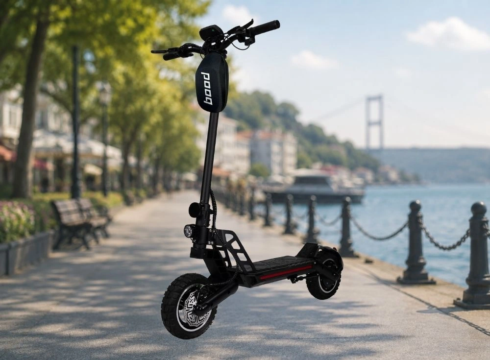 Marka Adı: BOOD
Ürün Adı: BOOD Unisex Kickscooter QR1200
Ürün Cinsiyeti: Unisex
Ürün Tipi: Elektrikli Scooter
Ürün Sezonsallığı: Belirtilmemiş
Ürün Çeşidi: Performans Odaklı / Fiyat-Performans Elektrikli Scooter
Ürün Özellikleri: BOOD QR1200 Elektrikli Scooter, şehir içi ve zorlu arazi koşullarında üstün performans sunan, modern tasarımlı bir modeldir. Güçlü 1200W motoru ve 60 km'ye kadar menzili sayesinde eğimli yollarda dahi etkili çekiş gücü sağlar. Sağlam ve dayanıklı alüminyum gövdesi, çift süspansiyon sistemi ve geniş arazi tipi lastikleri ile her türlü zeminde konforlu ve güvenli bir sürüş deneyimi vadeder. Önde yer alan parlak LED farı ve çok modlu aydınlatma sistemi gece sürüşlerinde maksimum görünürlük sunarken, hassas fren sistemi güvenli duruşu destekler. Gidona entegre edilen BOOD markalı depolama çantası ve telefon tutucu, günlük kullanımda ekstra pratiklik sağlar. 180 kg'lık yüksek taşıma kapasitesi ve 23 kg ağırlığıyla hem gücü hem de kullanım kolaylığını bir arada sunar.
Öne Çıkan Detaylar:
- 1200W güçlü motor ve 60 km uzun menzil
- Çift süspansiyon sistemi ve arazi tipi lastikler ile üstün sürüş konforu ve güvenliği
- BOOD markalı depolama çantası ve telefon tutucu hediyeli
- 180 kg yüksek taşıma kapasitesi
- Çok modlu LED aydınlatma sistemi
Kimler Kullanıyor?: Günlük ulaşımında hız, güç ve dayanıklılığı bir arada arayan, şehir içi trafikten kaçınırken eğimli yollarda bile performanstan ödün vermek istemeyen bireyler için tasarlanmıştır. Bu elektrikli scooter, hafta içi işe veya okula gidip gelirken pratik ve konforlu bir çözüm arayanlar kadar, hafta sonu keşif sürüşlerinde zorlu zeminlerde bile güvenle ilerlemek isteyenleri hedefler. Modern tasarımı ve ekstra depolama alanıyla hem şehirli şıklığına önem veren hem de fonksiyonelliği ön planda tutan her yaştan kullanıcı için ideal bir mobilite aracıdır.