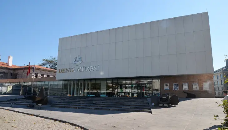 İstanbul’da çocuklarla gezilecek yerler kapsamında ziyaret edilebilecek Deniz Müzesi’nin Beşiktaş’taki müze binası.