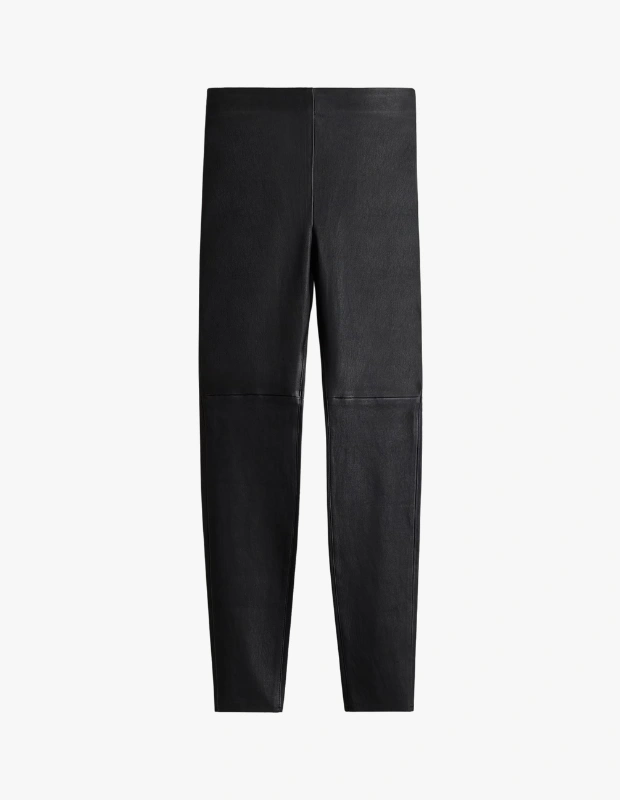 Ürün Detayı
Ürün Cinsiyeti:
Kadın
Ürün Tipi:
Giyim
Ürün Sezonsallığı:
Sonbahar / Kış / İlkbahar
Ürün Çeşidi:
Deri Tayt
Ürün Özellikleri
H&M Premium Selection koleksiyonuna ait bu siyah deri tayt, modern ve güçlü bir silueti konforla buluşturur. %100 deriden üretilen dış yüzeyi yumuşak ve esnek bir yapı sunarken, %97 pamuk ve %3 elastan içeren ince astarı gün boyu rahat bir kullanım sağlar. Gizli lastikli yüksek bel formu vücuda dengeli bir şekilde oturur ve toparlayıcı bir görünüm kazandırır. Ekstra dar kesimi, uzun boyu ve dekoratif dikiş detaylarıyla tasarımı net ve iddialı bir çizgiye taşır. Yan kısımdaki fermuar detayı pratiklik sunarken, işlenmemiş kenarlı paça ağızları modele modern bir bitiş kazandırır.
Öne Çıkan Detaylar
%100 deri dış katman
Pamuk ve elastan karışımlı ince astar
Yüksek belli ve gizli lastikli yapı
Ekstra dar kesim
Yan fermuar detayı
Dekoratif dikişli, işlenmemiş kenarlı paçalar
Siyah, düz renk tasarım
Kimler Kullanıyor?
Bu tayt; minimal ama güçlü parçalarla stilini tamamlamayı seven, deri dokuyu modern kombinlerde kullanmayı tercih edenler tarafından kullanılıyor. Günlük şehir stilinde ya da akşam kombinlerinde net ve iddialı bir duruş arayanlar için öne çıkan bir parça olarak değerlendiriliyor.
H&M Premium Selection siyah deri kadın tayt; yüksek beli, ekstra dar kesimi ve esnek yapısıyla modern ve güçlü bir stil sunar.